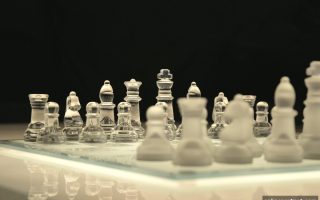 沙巴体育官网网深度解析：德州扑克策略的重构与演进——从直觉到数学再到心理博弈